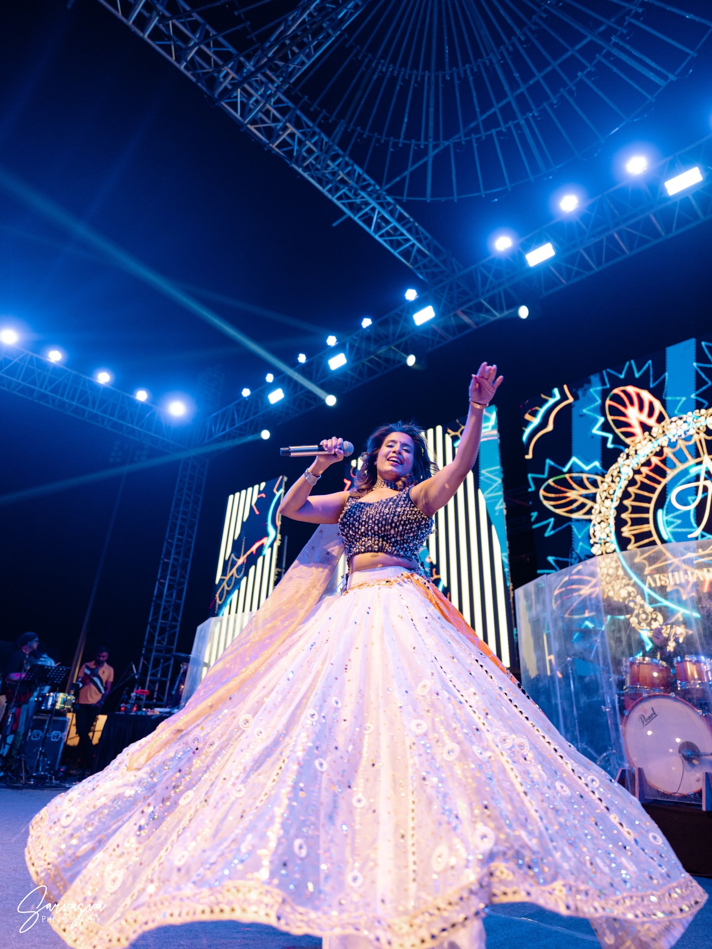 Aishwarya Majmudar performing Gujarati folk music