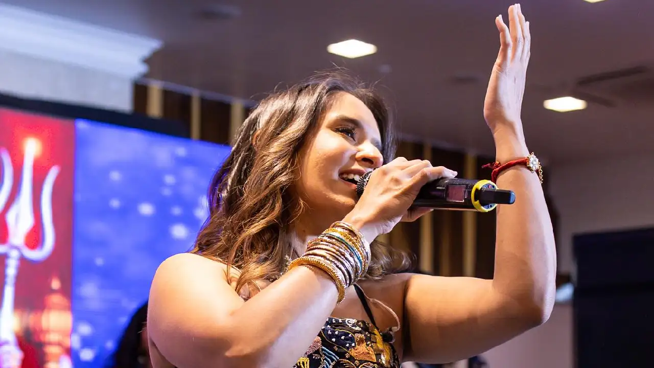Aishwarya Majmudar performing at a garba show